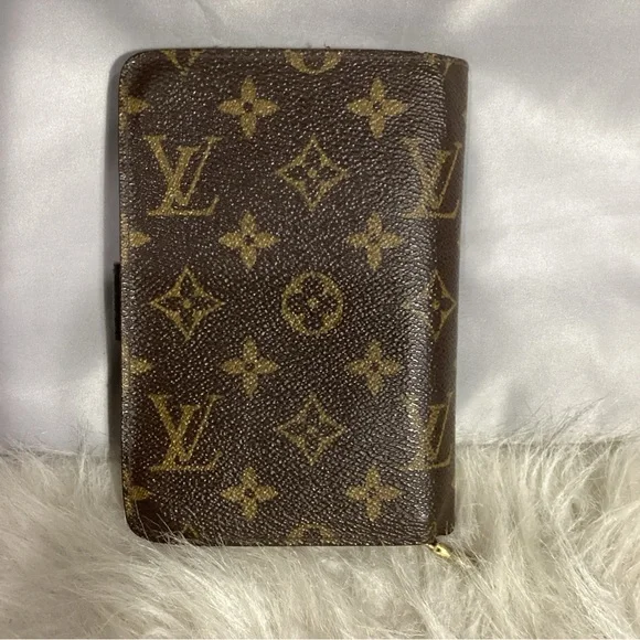 SOLD………..Louis Vuitton Monogram Porte Papier Code SP0979 Zip Snap Wallet - Picture 2 of 15